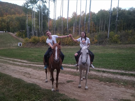 Конная прогулка в Самаре. Подарочные сертификаты Ultra Подарки. Купить оригинальный подарок или подарочный сертификат на Конная прогулка в Самаре. Сервис UltraPodarki.ru 8-800-505-9530. Катание на лошадях, Прогулка на лошади, Прогулка на лошадях для двоих, Конная прогулка.  Конный клуб, конная прогулка, конная прогулка в Самаре