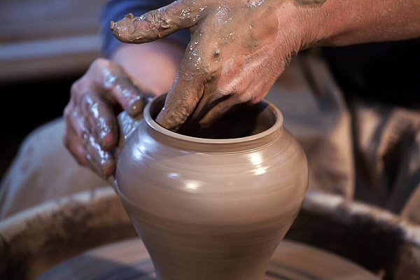 Мастер-класс в гончарной мастерской в Самаре. Подарочные сертификаты Ultra Подарки. Лепка из глины в Самаре в гончарной мастерской - это душевный незабываемый подарок для взрослых и детей. ULTRA ПОДАРКИ 8-800-505-95-30. Поделки из глины, лепка из глины, керамическая посуда, глиняная посуда, Гончарная мастерская, Гончарная мастерская в Самаре, Гончарный круг, Гончарное дело, Гончарный мастер класс, Лепка глины, гончарное ремесло, лепка из глины, лепка из глины, мастер класс