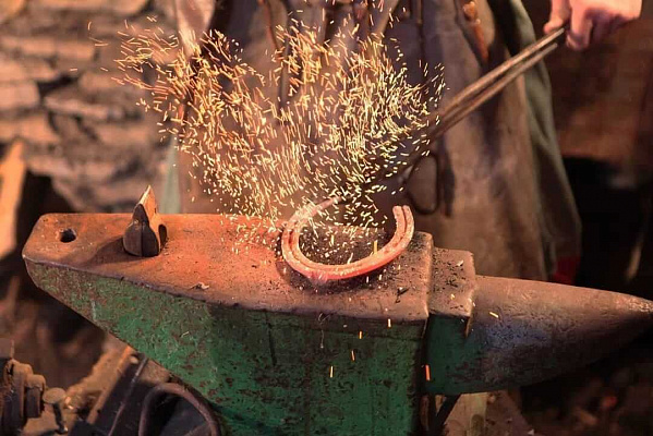 Мастер-класс по кузнечному делу в Самаре. Ultra Подарки. Мастер-класс по кузнечному делу в Самаре. Попробуйте настоящую холодную или художественную ковку. Сервис UltraPodarki.ru 8 800 505 95 30. Мастер-класс по кузнечному делу в Самаре, мастер-класс по кузнечному делу, кузнечное дело, кузнечное дело Самара, холодная ковка, художественная ковка, цены на ковку, цена на ковку Самара, обучение кузнечному делу, обучение кузнечному делу Самара, ковка, ковка Самара, купить ковку, купить ковку в Самаре