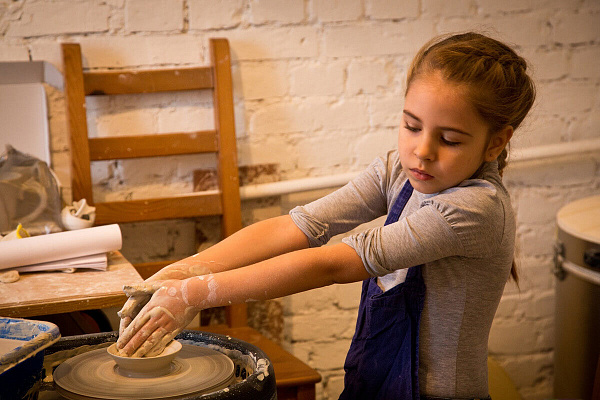 Мастер-класс в гончарной мастерской в Самаре. Подарочные сертификаты Ultra Подарки. Лепка из глины в Самаре в гончарной мастерской - это душевный незабываемый подарок для взрослых и детей. ULTRA ПОДАРКИ 8-800-505-95-30. Поделки из глины, лепка из глины, керамическая посуда, глиняная посуда, Гончарная мастерская, Гончарная мастерская в Самаре, Гончарный круг, Гончарное дело, Гончарный мастер класс, Лепка глины, гончарное ремесло, лепка из глины, лепка из глины, мастер класс