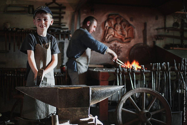 Мастер-класс по кузнечному делу в Самаре. Ultra Подарки. Мастер-класс по кузнечному делу в Самаре. Попробуйте настоящую холодную или художественную ковку. Сервис UltraPodarki.ru 8 800 505 95 30. Мастер-класс по кузнечному делу в Самаре, мастер-класс по кузнечному делу, кузнечное дело, кузнечное дело Самара, холодная ковка, художественная ковка, цены на ковку, цена на ковку Самара, обучение кузнечному делу, обучение кузнечному делу Самара, ковка, ковка Самара, купить ковку, купить ковку в Самаре