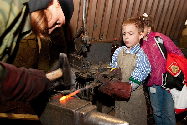 Мастер-класс по кузнечному делу в Самаре. Ultra Подарки. Мастер-класс по кузнечному делу в Самаре. Попробуйте настоящую холодную или художественную ковку. Сервис UltraPodarki.ru 8 800 505 95 30. Мастер-класс по кузнечному делу в Самаре, мастер-класс по кузнечному делу, кузнечное дело, кузнечное дело Самара, холодная ковка, художественная ковка, цены на ковку, цена на ковку Самара, обучение кузнечному делу, обучение кузнечному делу Самара, ковка, ковка Самара, купить ковку, купить ковку в Самаре