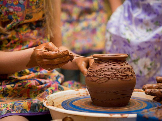 Мастер-класс в гончарной мастерской в Самаре. Подарочные сертификаты Ultra Подарки. Лепка из глины в Самаре в гончарной мастерской - это душевный незабываемый подарок для взрослых и детей. ULTRA ПОДАРКИ 8-800-505-95-30. Поделки из глины, лепка из глины, керамическая посуда, глиняная посуда, Гончарная мастерская, Гончарная мастерская в Самаре, Гончарный круг, Гончарное дело, Гончарный мастер класс, Лепка глины, гончарное ремесло, лепка из глины, лепка из глины, мастер класс