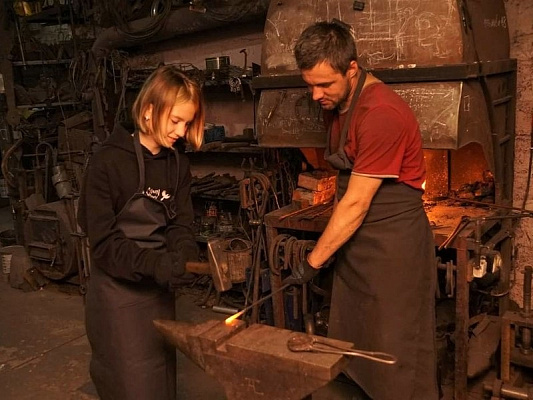 Мастер-класс по кузнечному делу в Самаре. Ultra Подарки. Мастер-класс по кузнечному делу в Самаре. Попробуйте настоящую холодную или художественную ковку. Сервис UltraPodarki.ru 8 800 505 95 30. Мастер-класс по кузнечному делу в Самаре, мастер-класс по кузнечному делу, кузнечное дело, кузнечное дело Самара, холодная ковка, художественная ковка, цены на ковку, цена на ковку Самара, обучение кузнечному делу, обучение кузнечному делу Самара, ковка, ковка Самара, купить ковку, купить ковку в Самаре