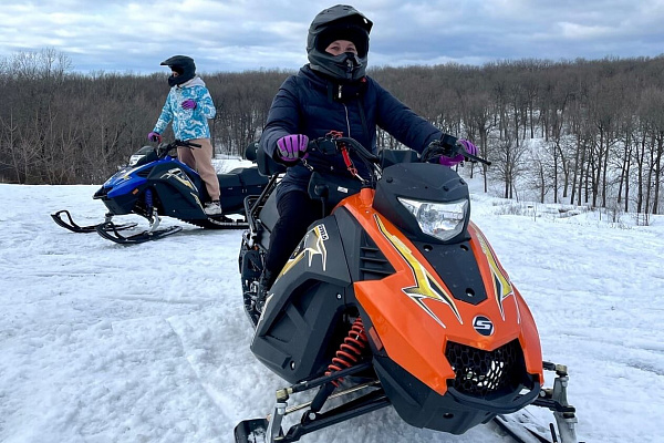 Катание на снегоходах в Самаре в подарок. Сервис Ultra Подарки
. Подарочный сертификат на катание на снегоходах в Самаре с друзьями. Закажите прокат снегоходов в подарок для мужчины по привлекательным ценам. Живописные маршруты для езды на снегоходах это отличная возможность активного отдыха. Сервис UltraPodarki.ru 8 800 505 95 30. катание на снегоходах, подарочный сертификат на катание на снегоходе, прокат снегоходов, прокат снегоходов Самара, катание на снегоходах Самара, езда на снегоходе