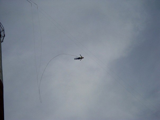 Роупджампинг - прыжки с верёвкой в Самаре. Подарочные сертификаты Ultra Подарки. Роупджампинг в Самаре - Экстремальный оригинальный подарок или подарочный сертификат на Роупджампинг - прыжки с верёвкой. Сервис UltraPodarki.ru 8-800-505-95-30. роупджампинг Самара, прыжок веревка Самара, роупджампинг, прыжок веревка, прыжок с веревкой, Подарок, подарочный сертификат, экстрим, экстремальный подарок