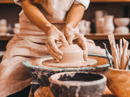 Мастер-класс в гончарной мастерской в Самаре. Подарочные сертификаты Ultra Подарки. Лепка из глины в Самаре в гончарной мастерской - это душевный незабываемый подарок для взрослых и детей. ULTRA ПОДАРКИ 8-800-505-95-30. Поделки из глины, лепка из глины, керамическая посуда, глиняная посуда, Гончарная мастерская, Гончарная мастерская в Самаре, Гончарный круг, Гончарное дело, Гончарный мастер класс, Лепка глины, гончарное ремесло, лепка из глины, лепка из глины, мастер класс