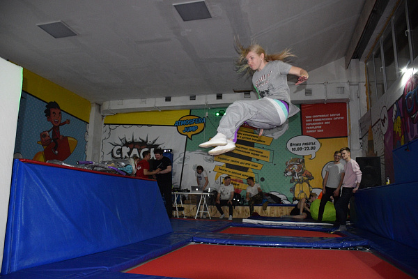  Батутный центр в Самаре. Сервис Ultra Подарки. Купить подарочный сертификат в батутный центр, попробуйте прыжки на батуте в Самаре. Сервис UltraPodarki.ru 8 (800) 555 95-30.. Батутный центр , батутный центр, батутный центр цены, батутный центр в Самаре,  батутный парк, батут прыгать, прыжки +на батуте, батут Самара, батут спорт