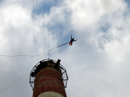 Роупджампинг - прыжки с верёвкой в Самаре. Подарочные сертификаты Ultra Подарки. Роупджампинг в Самаре - Экстремальный оригинальный подарок или подарочный сертификат на Роупджампинг - прыжки с верёвкой. Сервис UltraPodarki.ru 8-800-505-95-30. роупджампинг Самара, прыжок веревка Самара, роупджампинг, прыжок веревка, прыжок с веревкой, Подарок, подарочный сертификат, экстрим, экстремальный подарок