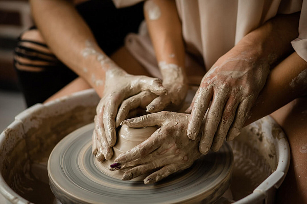 Мастер-класс в гончарной мастерской в Самаре. Подарочные сертификаты Ultra Подарки. Лепка из глины в Самаре в гончарной мастерской - это душевный незабываемый подарок для взрослых и детей. ULTRA ПОДАРКИ 8-800-505-95-30. Поделки из глины, лепка из глины, керамическая посуда, глиняная посуда, Гончарная мастерская, Гончарная мастерская в Самаре, Гончарный круг, Гончарное дело, Гончарный мастер класс, Лепка глины, гончарное ремесло, лепка из глины, лепка из глины, мастер класс