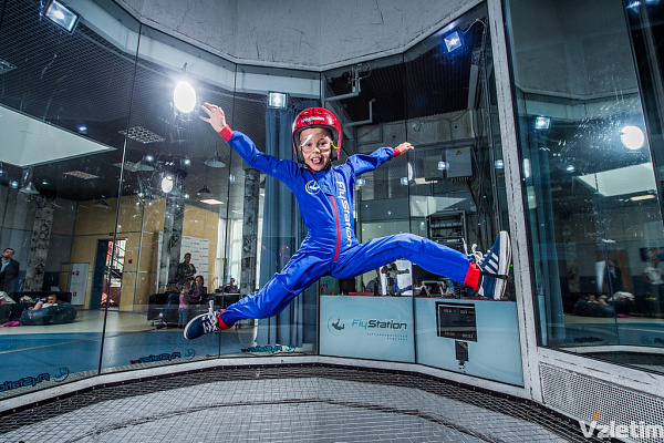 Полёт в аэротрубе  в Самаре. Ultra Подарки. Полёт в аэротрубе  в Самаре. Попробуйте полёт в аэротрубе . Сервис: UltraPodarki.ru 8 800 505 95 30. Полёт в аэротрубе , аэротруба Самара, полёт Самара