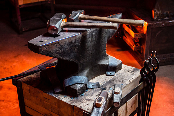 Мастер-класс по кузнечному делу в Самаре. Ultra Подарки. Мастер-класс по кузнечному делу в Самаре. Попробуйте настоящую холодную или художественную ковку. Сервис UltraPodarki.ru 8 800 505 95 30. Мастер-класс по кузнечному делу в Самаре, мастер-класс по кузнечному делу, кузнечное дело, кузнечное дело Самара, холодная ковка, художественная ковка, цены на ковку, цена на ковку Самара, обучение кузнечному делу, обучение кузнечному делу Самара, ковка, ковка Самара, купить ковку, купить ковку в Самаре