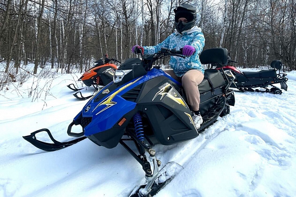 Катание на снегоходах в Самаре в подарок. Сервис Ultra Подарки
. Подарочный сертификат на катание на снегоходах в Самаре с друзьями. Закажите прокат снегоходов в подарок для мужчины по привлекательным ценам. Живописные маршруты для езды на снегоходах это отличная возможность активного отдыха. Сервис UltraPodarki.ru 8 800 505 95 30. катание на снегоходах, подарочный сертификат на катание на снегоходе, прокат снегоходов, прокат снегоходов Самара, катание на снегоходах Самара, езда на снегоходе