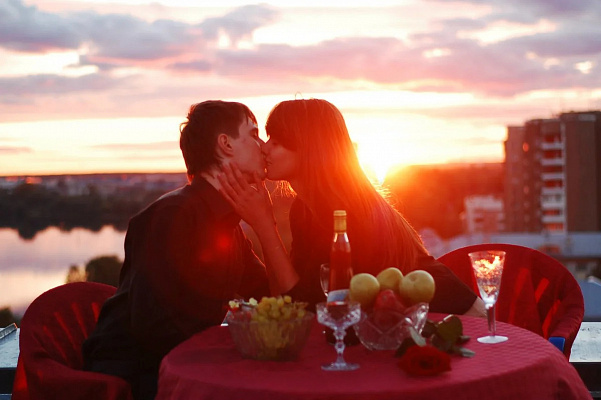 Романтическое свидание на крыше в Самаре. Ultra Подарки. Купить романтическое свидание на крыше в Самаре. Подарите самым близким незабываемые моменты и почувствуйте друг друга ещё ближе. Сервис UltraPodarki.ru 8 800 505 95 30. Романтическое свидание на крышев Самаре, свидание на крышев Самаре, свидание, сертификат на свидание на крыше, сертификат на свидание в Самаре, купить свидание на крыше, купить свидание Самара