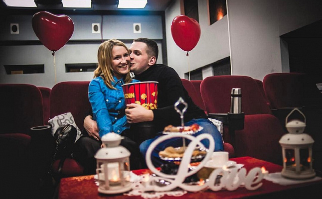 Романтическое свидание в кинотеатре в Самаре. Ultra Подарки. Купить романтическое свидание в кинотеатре в Самаре. Подарите самым близким незабываемые моменты и признайтесь в искренних чувствах. Сервис UltraPodarki.ru 8-800-505-95-30. Романтическое свидание в кинотеатре в Самаре, свидание в Самаре, свидание в кинотеатре, сертификат на свидание в кинотеатре, сертификат на свидание в Самаре, купить свидание, купить свидание Самара, первое свидание, девушка свидание, хороший кинотеатре, романтический кинотеатре, романтический вечер, романтический ужин, романтические любимому, романтическая музыка