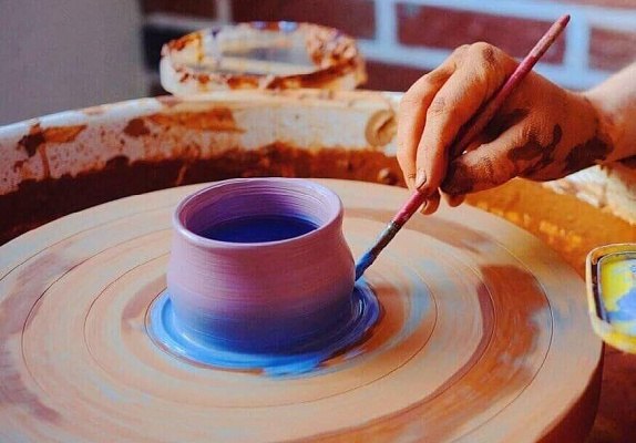Мастер-класс в гончарной мастерской в Самаре. Подарочные сертификаты Ultra Подарки. Лепка из глины в Самаре в гончарной мастерской - это душевный незабываемый подарок для взрослых и детей. ULTRA ПОДАРКИ 8-800-505-95-30. Поделки из глины, лепка из глины, керамическая посуда, глиняная посуда, Гончарная мастерская, Гончарная мастерская в Самаре, Гончарный круг, Гончарное дело, Гончарный мастер класс, Лепка глины, гончарное ремесло, лепка из глины, лепка из глины, мастер класс