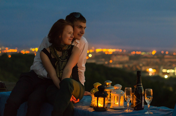 Романтическое свидание на крыше в Самаре. Ultra Подарки. Купить романтическое свидание на крыше в Самаре. Подарите самым близким незабываемые моменты и почувствуйте друг друга ещё ближе. Сервис UltraPodarki.ru 8 800 505 95 30. Романтическое свидание на крышев Самаре, свидание на крышев Самаре, свидание, сертификат на свидание на крыше, сертификат на свидание в Самаре, купить свидание на крыше, купить свидание Самара