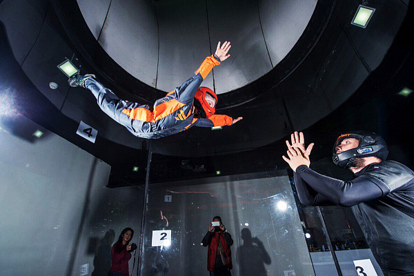 Полёт в аэротрубе  в Самаре. Ultra Подарки. Полёт в аэротрубе  в Самаре. Попробуйте полёт в аэротрубе . Сервис: UltraPodarki.ru 8 800 505 95 30. Полёт в аэротрубе , аэротруба Самара, полёт Самара