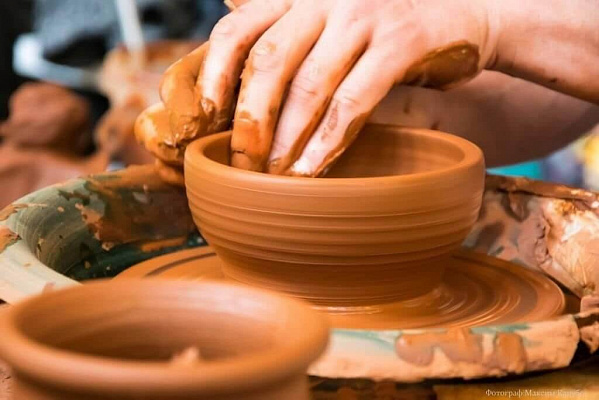 Мастер-класс в гончарной мастерской в Самаре. Подарочные сертификаты Ultra Подарки. Лепка из глины в Самаре в гончарной мастерской - это душевный незабываемый подарок для взрослых и детей. ULTRA ПОДАРКИ 8-800-505-95-30. Поделки из глины, лепка из глины, керамическая посуда, глиняная посуда, Гончарная мастерская, Гончарная мастерская в Самаре, Гончарный круг, Гончарное дело, Гончарный мастер класс, Лепка глины, гончарное ремесло, лепка из глины, лепка из глины, мастер класс