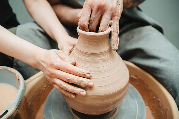 Мастер-класс в гончарной мастерской в Самаре. Подарочные сертификаты Ultra Подарки. Лепка из глины в Самаре в гончарной мастерской - это душевный незабываемый подарок для взрослых и детей. ULTRA ПОДАРКИ 8-800-505-95-30. Поделки из глины, лепка из глины, керамическая посуда, глиняная посуда, Гончарная мастерская, Гончарная мастерская в Самаре, Гончарный круг, Гончарное дело, Гончарный мастер класс, Лепка глины, гончарное ремесло, лепка из глины, лепка из глины, мастер класс